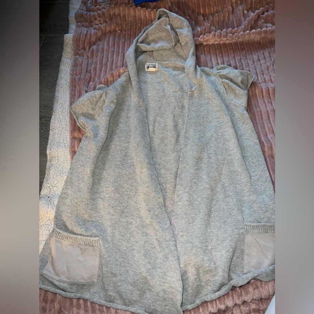 Fiancé selling her converse cardigan grey color